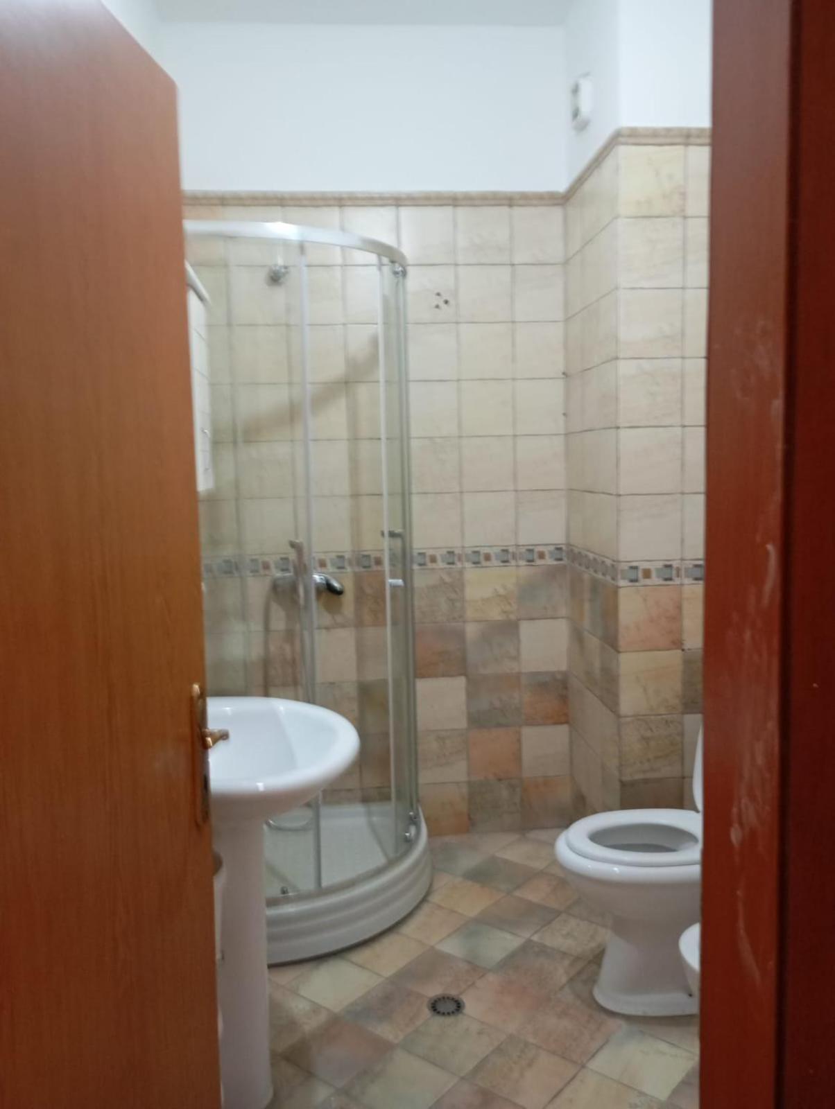 Royal 3 Hostel ティラナ エクステリア 写真