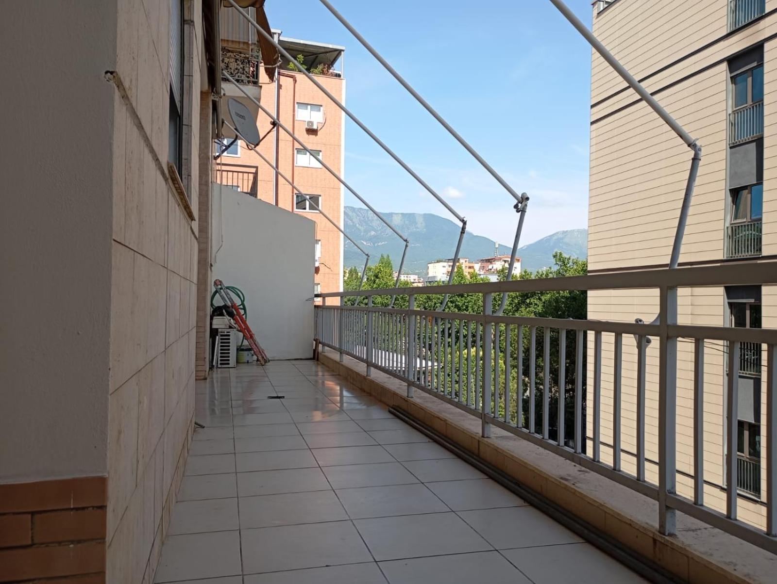 Royal 3 Hostel ティラナ エクステリア 写真