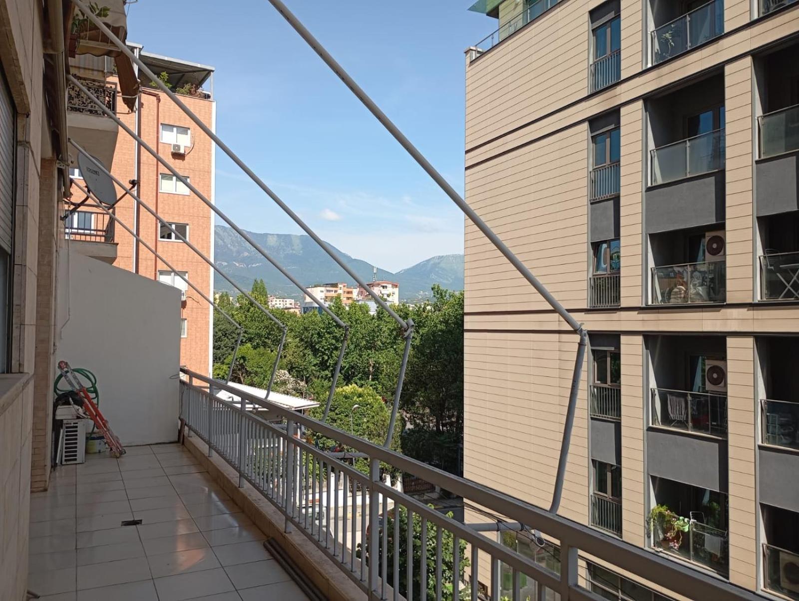 Royal 3 Hostel ティラナ エクステリア 写真