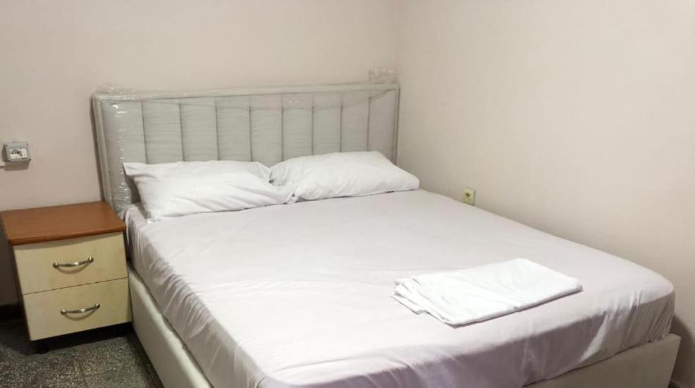 Royal 3 Hostel ティラナ エクステリア 写真